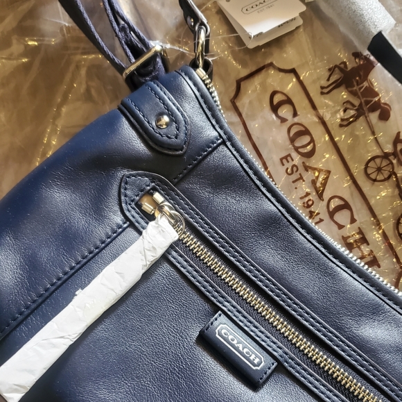 NWT! Daisy Leather Navy Blue Crossbody - Picture 3 of 7